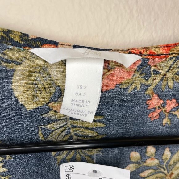 Floral V-neck blouse - Picture 8 of 8